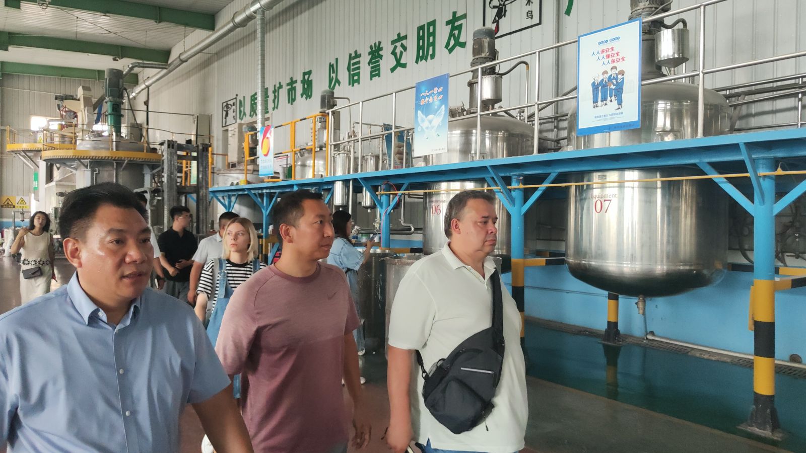 热烈欢迎俄罗斯客户到vwin网上官网漆业集团考察